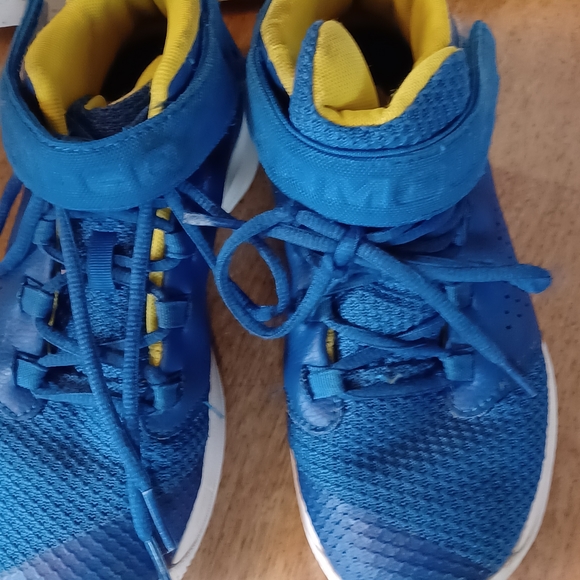 Under Armour shoes youth size 2 - Picture 2 of 5